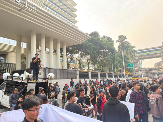 Massa unjuk rasa mulai ricuh di depan Gedung Kejaksaan Agung, Jakarta Selatan, Rabu (22/7/2026). Foto: Kevin Daniel/kumparan