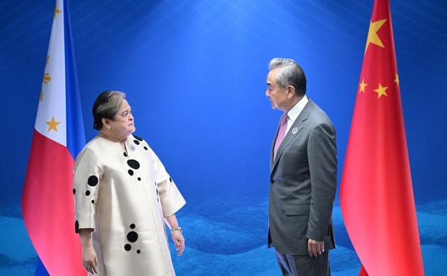 Menlu Filipina Theresa Lazaro berbincang dengan Menlu China Wang Yi dalam pertemuan bilateral di sela-sela Pertemuan Menteri Luar Negeri ASEAN di Pasay, Metro Manila, Filipina, Rabu (22/7/2026). Foto: Ted Aljibe/REUTERS