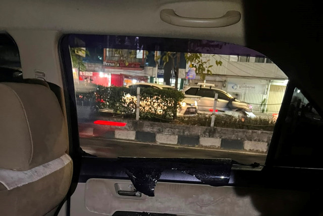 Sebuah mobil dibobol dengan modus pecah kaca di parkiran Baso Malang Citra, Margonda, Depok, Senin (20/7/2026). Foto: Dok. Istimewa