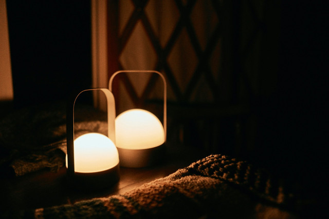Ilustrasi lampu tidur LED. Foto: Unsplash.