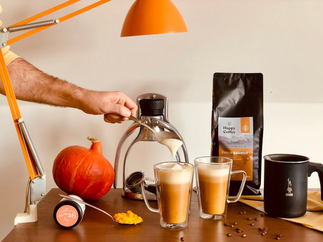 Ilustrasi milk frother untuk kopi ala kafe di rumah. Foto: Unsplash