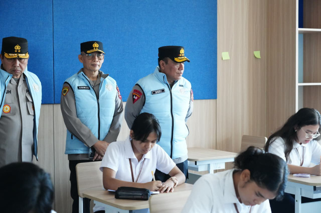 Wakapolri Komjen Pol. Prof. Dr. Dedi Prasetyo, S.H., M.Hum., M.Si., M.M. meninjau langsung Kampus SMA Kemala Taruna Bhayangkara di Gunung Sindur, Kabupaten Bogor. Foto: Dok. Polri