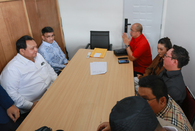 Presenter Ruben Onsu dan Sarwendah saat menjalani sidang mediasi hak asuh anak di Pengadilan Negeri Jakarta Selatan, Jakarta, Rabu, (22/7/2026). Foto: Agus Apriyanto