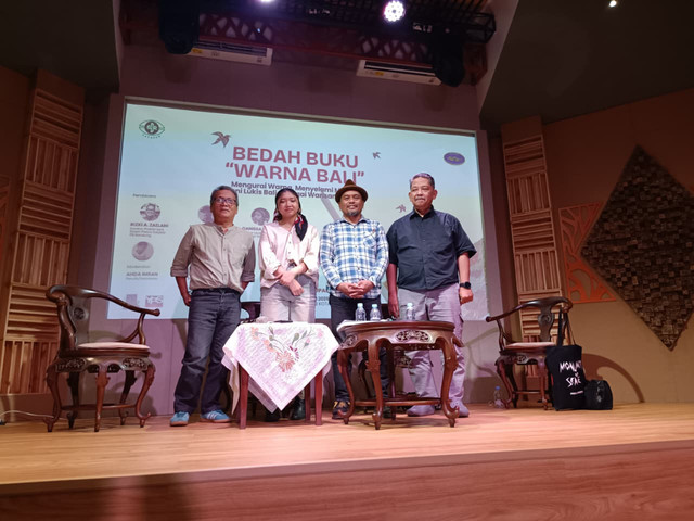 Ahda Imran, penulis/sastrawan, Qanissa Aghara, Kurator Muda dan Praktisi Seni Bandung, Heru Rukayat, Kurator Selasar Sunaryo Bandung, dan Rizki A. Zaelani, Kurator dan Praktisi Seni, pada Acara Bedah Buku "Warna Bali" di Bandung, Rabu (22/7/2026). Foto: Abisatya/kumparan