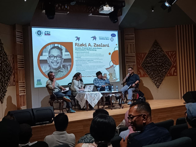 Ahda 'Imran, penulis/sastrawan, Qanissa Aghara, Kurator Muda dan Praktisi Seni Bandung, Heru Rukayat, Kurator Selasar Sunaryo Bandung, dan Rizki A. Zaelani, Kurator dan Praktisi Seni, pada Acara Bedah Buku "Warna Bali" di Bandung, Rabu (22/7/2026). Foto: Abisatya/kumparan