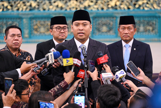 Kepala BGN Sudaryono (tengah), Gubernur Universitas RI Donny Ermawan Taufanto (kanan) dan Wakil Gubernur Universitas Yos Sunitiyoso (kanan) menyampaikan keterangan pers usai pelantikan pejabat baru di Istana Negara, Jakarta, Rabu (22/7/2026). Foto: Galih Pradipta/ANTARA FOTO