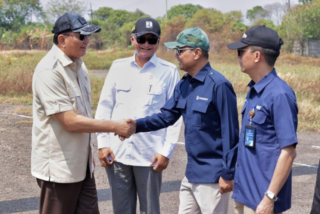 Menteri Pertahanan Republik Indonesia Sjafrie Sjamsoeddin meninjau pengembangan Kawasan Industri Kendaraan Nasional di Pabrik Mobil Nasional Subang, Jawa Barat, pada Selasa, (21/7/2026). Foto: Kemenhan