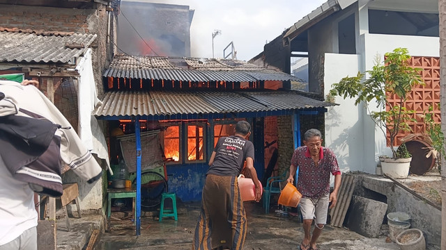 Kebakaran  sebuah rumah di Jalan Krapu Raya, Kelurahan Kuningan, Kota Semarang. Foto: Dok. Istimewa