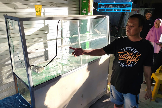 Rumah milik salah seorang warga di Jeblog, Kalurahanan Tirtonirmolo, Kapanewon Kasihan, Kabupaten Bantul dirusak oleh sejumlah orang yang diduga merupakan penagih utang atau debt collector (DC), Selasa (21/7/2026). Foto: Arfiansyah Panji Purnandaru/kumparan