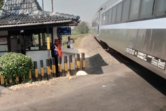 Pos penjagaan palang kereta api di petak Jalan Kertosono-Papar, Kecamatan Purwoasri, Kabupaten Kediri. Foto: Daop 7 Madiun
