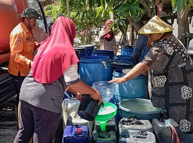 Warga di Blok Bangunjero, Desa Tanjakan, Kecamatan Krangkeng saat menerima bantuan air bersih dari BPBD Kabupaten Indramayu. (22/7/2026). Foto: kumparan