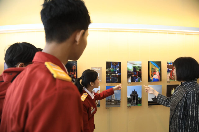 Para siswa SRMP 6 Jakarta Timur, SRMA 9 Jakarta Timur, dan SRMA 10 Jakarta Selatan antusias melihat karya fotografi di Pameran Fotografi dan Lokakarya Awan Cerah di Galeri Emiria Soenassa, Taman Ismail Marzuki, Jakarta Pusat, Rabu (22/7/2026). Foto: Kemensos RI