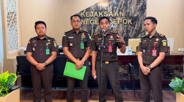 Kasi Pidsus Kejari Depok M Ihsan Pasimula memberikan keterangan pers kepada awak media di Depok, Rabu (22/7/2026). Foto: kumparan