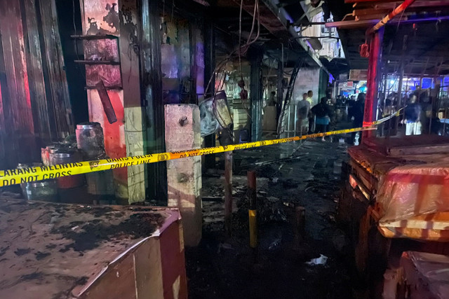 Garis polisi terpasang usai kebakaran toko kue di Pasar Ciputat, Tangerang Selatan, Rabu (22/7/2026). Foto: Raga Imam/kumparan