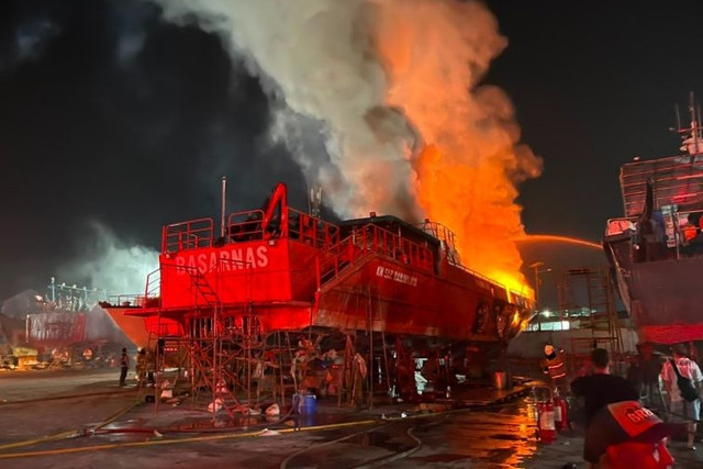 Kapal KN SAR Ramawijaya terbakar saat melakukan perawatan atau docking tahunan di Galangan Kapal PT Proskuneo Kadarusman, Muara Baru, Jakarta Utara, Rabu (22/7/2026). Foto: Basarnas/HO/Anatara