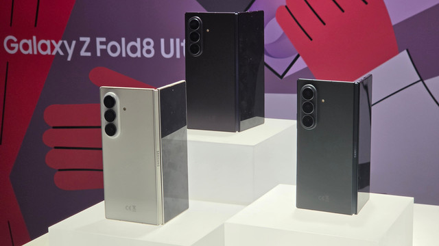 Samsung Galaxy Z Fold 8. Foto: Habib Allbi Ferdian/kumparan