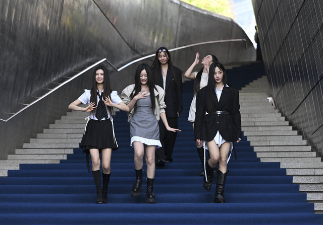 Ilustrasi Kapan NewJeans Comeback, Foto: Jung Yeon-je/AFP/kumparanK-POP