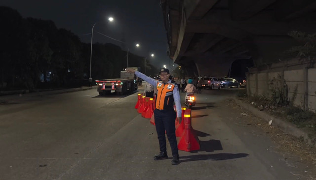 Dishub DKI Jakarta mengatur lalu lintas di Jalan Raya Cakung-Cilincing, Rabu (22/7). Dok. Istimewa