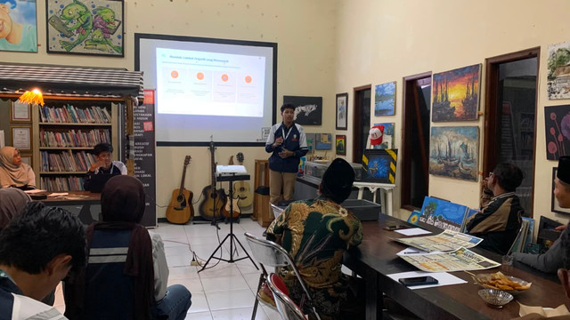 Pemaparan/Presentasi Program Kerja MultiDisiplin 1 Kuliah Kerja Nyata Oleh Syechan Agil di BUMDes Tambaksari, Kecamatan Rowosari, Kabupaten Kendal dengan Judul "Edukasi Pemanfaatan Maggot (BSF) Sebagai Upaya Pengurangan Limbah Organik, Alternatif Pakan, dan Pupuk Kasgot"