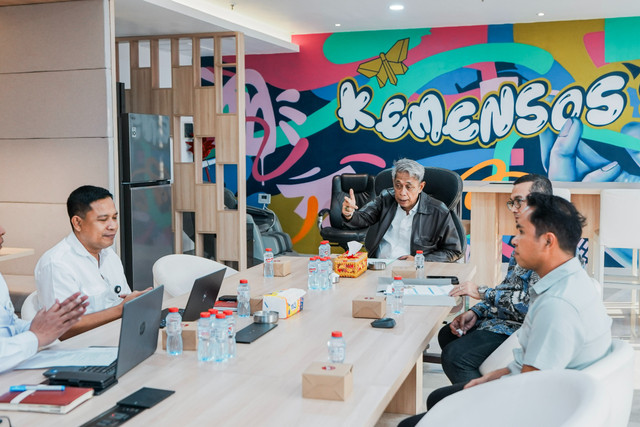 Wakil Menteri Sosial Agus Jabo Priyono saat menerima audiensi Pemerintah Kabupaten Mamuju Tengah dan Kabupaten Paniai di Kantor Kementerian Sosial, Jakarta, Rabu (22/7/2026). Foto: Dok. Kemensos