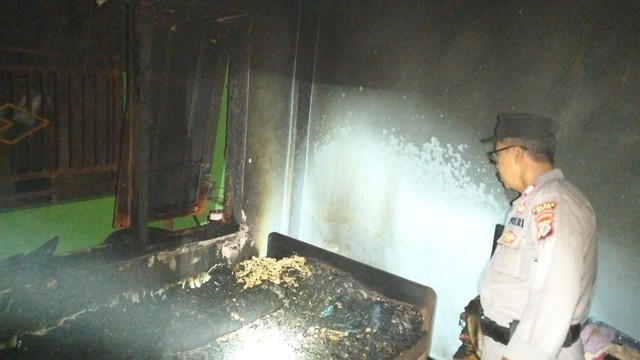 Seorang pria berinisial MN (32) nekat membakar rumah orang tuanya di Ngebel, Kalurahan Tamantirto, Kapanewon Kasihan, Kabupaten Bantul, pada Rabu (22/7/2026) malam, karena tak diberi uang Rp 15 juta. Foto: Dok. Polres Bantul