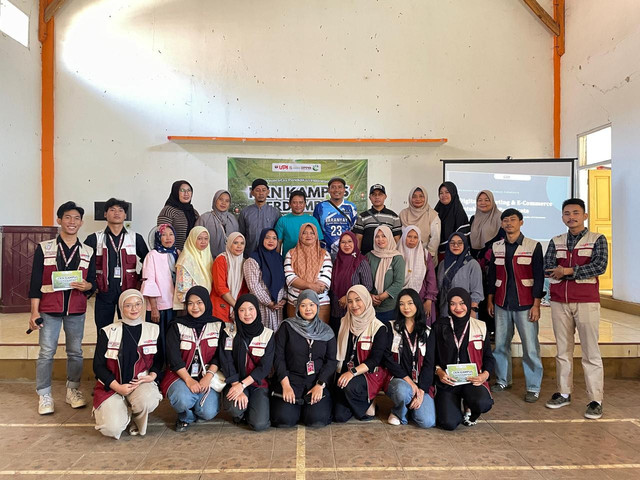 Mahasiswa KKN UPI Kelompok 4 berfoto bersama perangkat Desa Cilopang dan peserta usai pelaksanaan workshop digitalisasi UMKM.