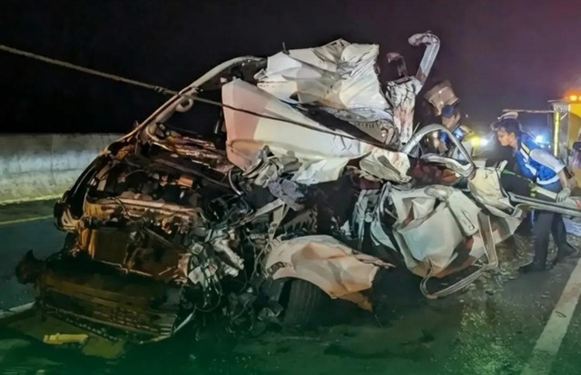 Proses evakuasi kecelakaan di Tol Pandaan - Malang KM 76+800 Foto: Dok. PJR Polda Jawa Timur