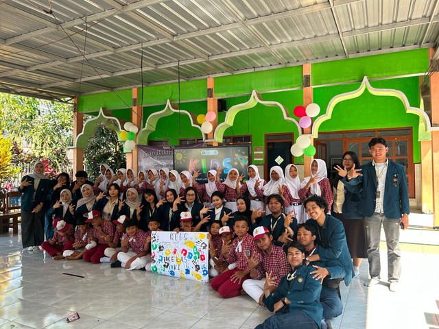 Siswa kelas VI SDN 1 Kidangbang mengikuti rangkaian Program KIDS yang dikemas melalui drama edukatif, kuis interaktif, dan Deklarasi Internet Sehat. (Image: Dokumentasi KKN FISIP UB Kelompok 23)