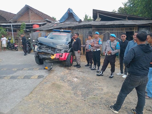 Polisi melihat kondisi mobil dinas Brimob Sentolo yang terserempet Kereta Api (KA) Bandara di perlintasan sebidang Dusun Tapen, Kalurahan Argosari, Kapanewon Sedayu, Kabupaten Bantul, pada Kamis (23/7) pukul 08.15 WIB. Foto: Dok. Polres Bantul