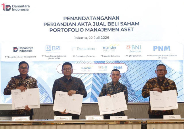 (Kiri-Kanan) Dirut Mandiri Manajemen Investasi Hardiyanto Pilia, Dirut BRI MI Arief Budiman, Dirut BNI AM Ari Adil, dan Dirut PNM IM Ade Santoso Djajanegara menunjukkan dokumen Perjanjian Akta Jual Beli Saham Portofolio di Jakarta, Rabu (22/7/2026). Foto: Fariza Rizky Ananda/kumparan