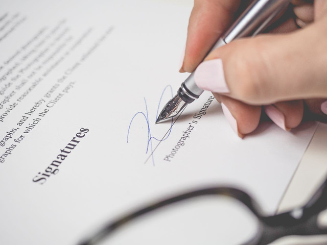 Ilustrasi membahas contoh surat pernyataan non-pengusaha kena pajak. Foto: Pexels