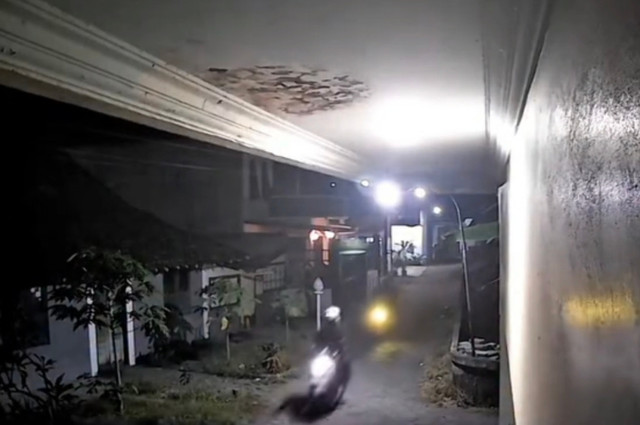 Rekaman CCTV 8 orang misterius yang rusak rumah milik warga di Nogosari. Dok: Istimewa