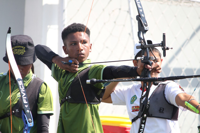 Atlet panahan Papua Barat mengikuti official training di MilkLife Archery Challenge Kejurnas Junior 2026 pada Kamis (23/7) di Supersoccer Arena, Kudus, Jawa Tengah. Foto: Vega Ma'arijil Ula/kumparan