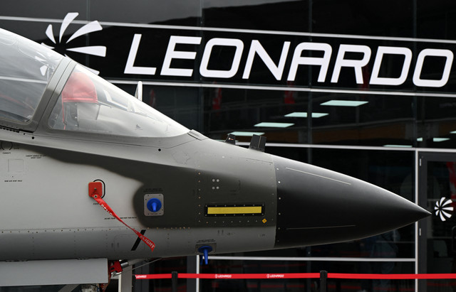 Pesawat jet tempur Leonardo Aermacchi M-346 FA dipajang di luar stan perusahaan pada hari kedua Farnborough International Airshow 2024 di barat daya London, Inggris, Selasa (23/7/2024). Foto: Justin Tallis/AFP