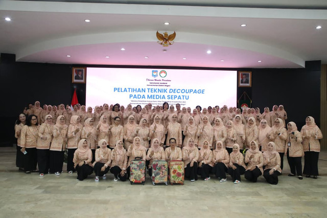 Ketua DWP Kemendagri Niken Tomsi Tohir ajak anggotanya kembangkan kreativitas lewat pelatihan teknik decoupage untuk dorong kemandirian ekonomi keluarga, Kamis (23/7/2026). Foto: Dok. Kemendagri