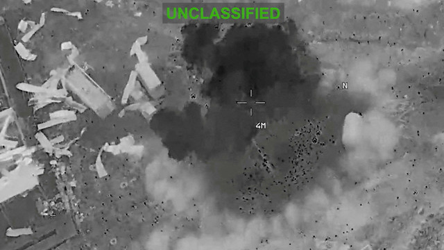Puing-puing dan asap berserakan usai menjadi sasaran serangan AS di lokasi yang tidak diketahui di Iran, Rabu (22/7/2026). Foto: Komando Pusat AS/HO/REUTERS