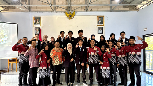 Dokumentasi Mahasiswa UM BBM Kelompok 1 bersama perangkat Desa Tlogosari usai kegiatan sosialisasi Website Desa Tlogosari di Balai Desa Tlogosari, Kamis (9/7/2026)