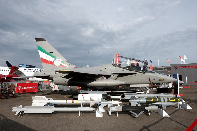 Pesawat M-346 buatan Leonardo dipajang dalam gelaran International Paris Air Show ke-54 di Bandara Le Bourget dekat Paris, Prancis, Selasa (20/6/2023). Foto: Benoit Tessier/REUTERS
