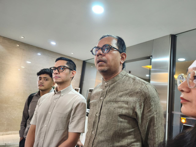 Dude Harlino dan Kuasa Hukumnya, Haris Azhar di Gedung Bareskrim Polri, Jakarta, Kamis (23/7/2026). Foto: Aditya Nugraha/kumparan