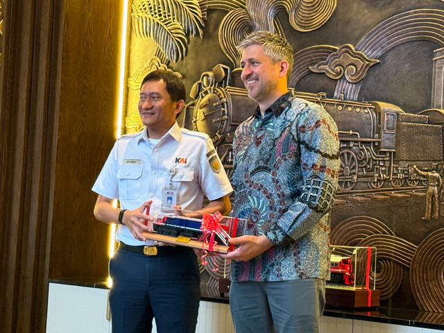 Direktur Utama KAI, Bobby Rasyidin bersama Senior Vice President International Locomotive Sales and Operations Progress Rail, Colin Kerelchuk dalam kerja sama strategis dengan Amerika Serikat, Kamis (23/7/2026). Foto: Dok. KAI