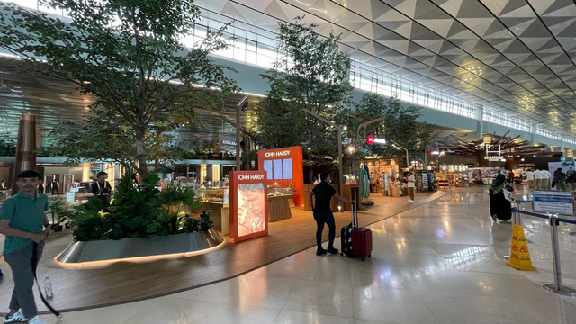 Terminal 3 Bandara Soekarno-Hatta Tangerang hadirkan area berbelanja. Foto: Dok. InJourney