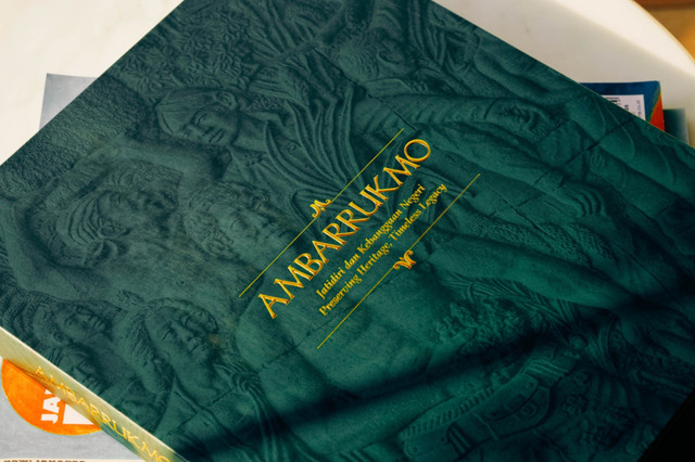 Tampak sampul buku Ambarrukmo: Jatidiri dan Kebanggaan Negeri yang diluncurkan di Pendopo Agung Kedaton Ambarrukmo, Selasa (21/7). Foto: Dok. Ambarrukmo.