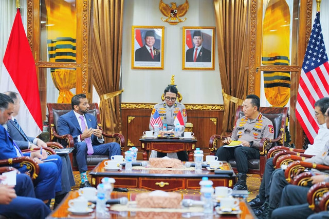 Kapolri Jenderal Polisi Listyo Sigit Prabowo menerima kunjungan kehormatan Direktur Federal Bureau of Investigation (FBI), Kash Patel, di Gedung Utama Mabes Polri, Jakarta Selatan, Kamis (23/7/2026). Foto: Polri