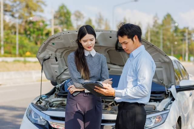 Ilustrasi menggunakan asuransi mobil. Foto: longwan/Shutterstock.
