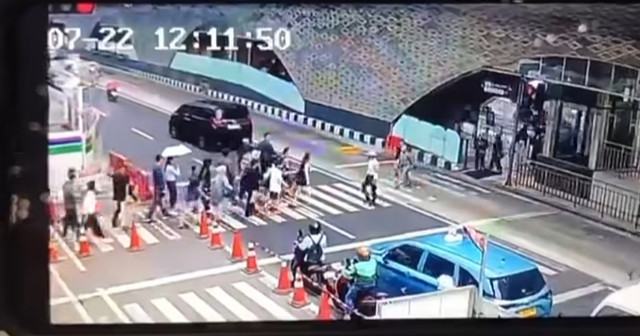 Insiden pengendara Alphard terobos lampu penyeberangan di Bundaran HI. Foto: Dok. Istimewa