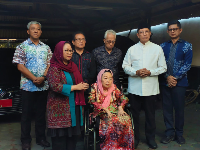Istri Presiden ke-4 RI, Abdurrahman Wahid atau Gus Dur, Sinta Nuriyah, bersama sejumlah tokoh bertemu Gubernur DIY yang juga Raja Keraton Yogyakarta, Sri Sultan Hamengku Buwono X, di Keraton Kilen, Kota Yogyakarta, Kamis (23/7/2026). Foto: Arfiansyah Panji Purnandaru/kumparan