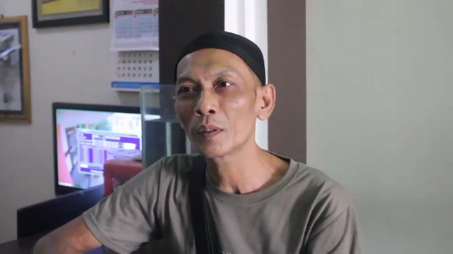 Hendri, penjaga guest house Sakinah Kota Metro, Lampung, saat menceritakan kronologi penemuan jenazah dokter koas FKUI, Zulfikar. Foto: Dok. Lampung Geh