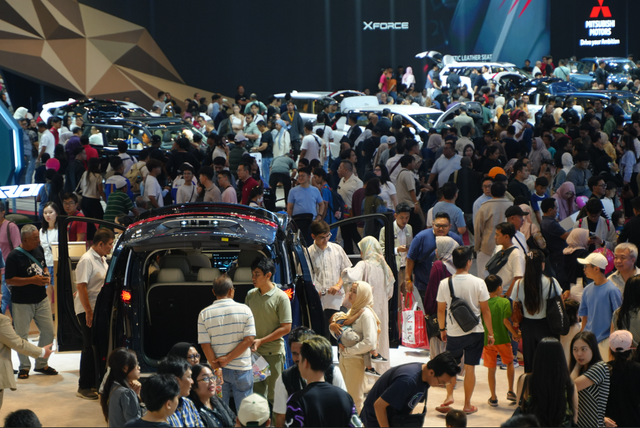 Antusiasme pengunjung dalam pameran GAIKINDO Indonesia International Auto Show (GIIAS). Foto: Dok. Gaikindo