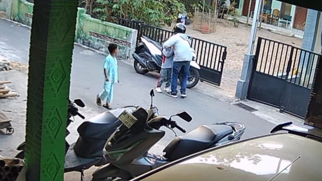 Rekaman dari CCTV menunjukkan anak TK di Boyolali dijambret. Foto: Dok. Istimewa