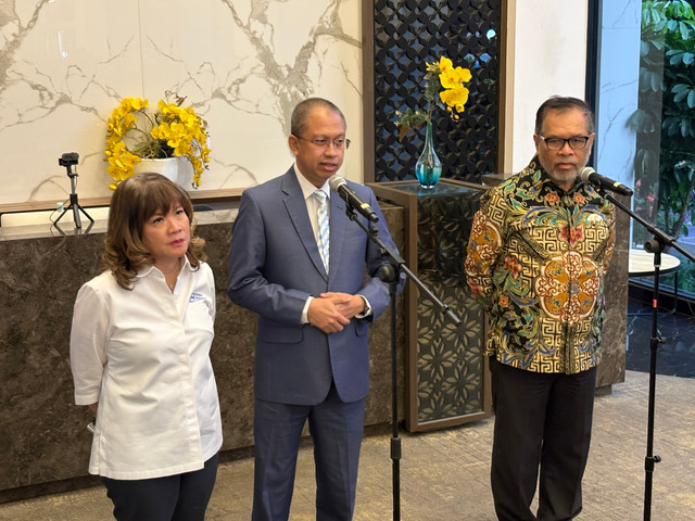 Duta Besar Republik Indonesia untuk China, Djauhari Oratmangun (paling kanan) di kantor Kemenko Perekonomian, Jakarta, Kamis (23/7). Foto: Muhammad Fhandra/kumparan